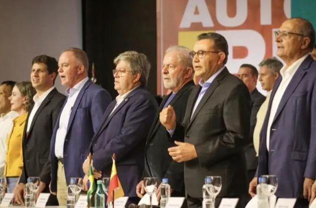 João Azevêdo e Lula na mesa do Congresso do PSB. Foto: Divulgação/PSB