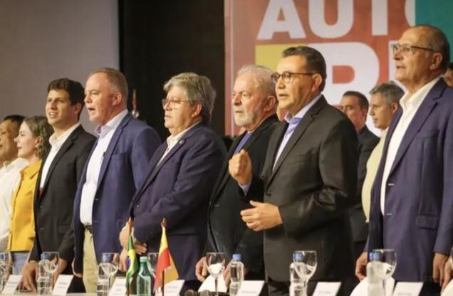 João Azevêdo e Lula na mesa do Congresso do PSB. Foto: Divulgação/PSB