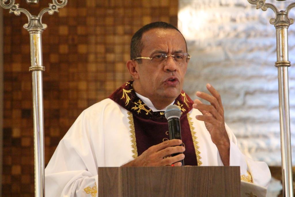 Cirurgia de padre Egídio é adiada por causa de tornozeleira eletrônica